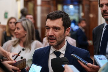 Archivo - El ministro de Derechos Sociales, Consumo y Agenda 2030, Pablo Bustinduy, atiende a los medios de comunicación tras una sesión plenaria en el Congreso, a 28 de abril de 2026, en Madrid (Es