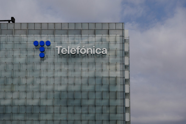 Archivo - Exterior de la sede de Telefónica, en el ensanche de Las Tablas, en el distrito de Fuencarral-El Pardo, en Madrid (España).
