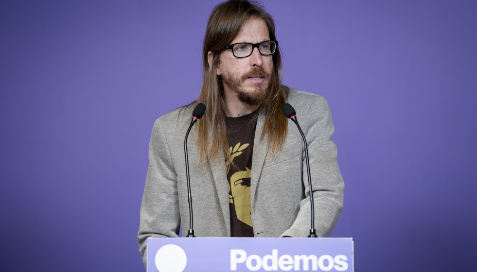 El secretario de Organización y portavoz de Podemos, Pablo Fernández, durante una rueda de prensa en la sede de Podemos, a 18 de mayo de 2026, en Madrid (España).