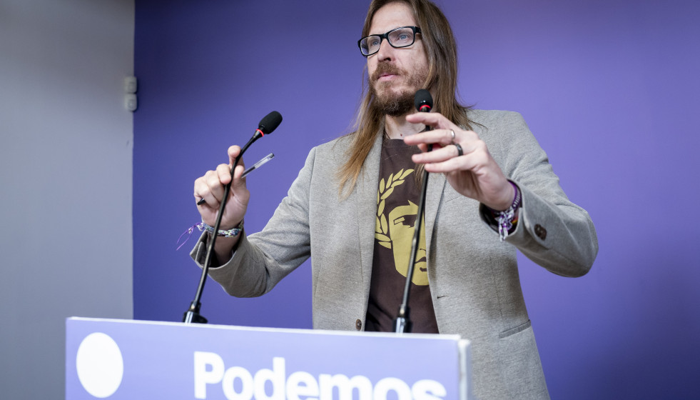 El secretario de Organización y portavoz de Podemos, Pablo Fernández, durante una rueda de prensa en la sede de Podemos, a 18 de mayo de 2026, en Madrid (España).