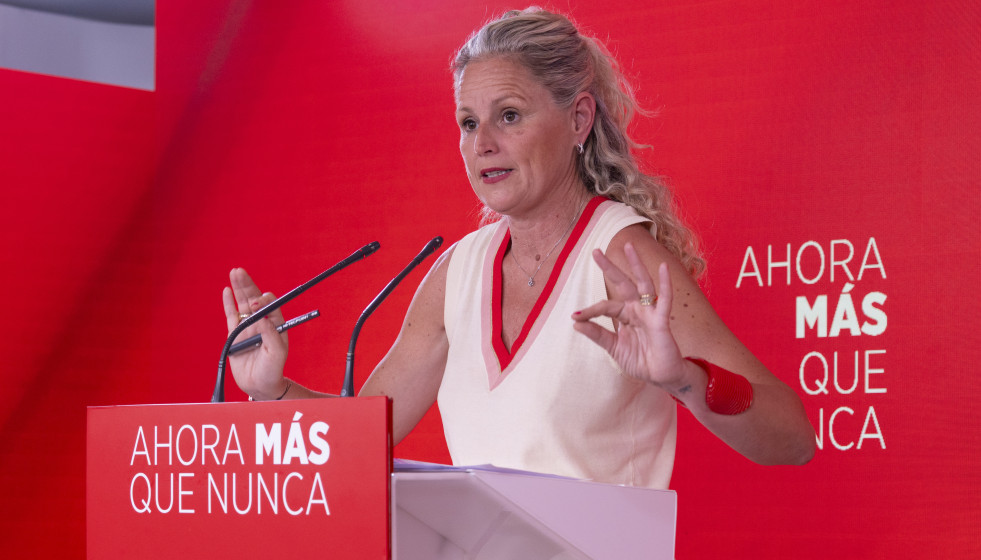 La portavoz del PSOE, Montse Mínguez, en una rueda de prensa en Ferraz