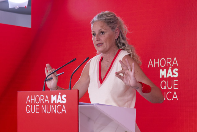 La portavoz del PSOE, Montse Mínguez, en una rueda de prensa en Ferraz