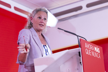 La portavoz del PSOE, Montse Mínguez, ofrece una rueda de prensa tras la reunión de la Ejecutiva