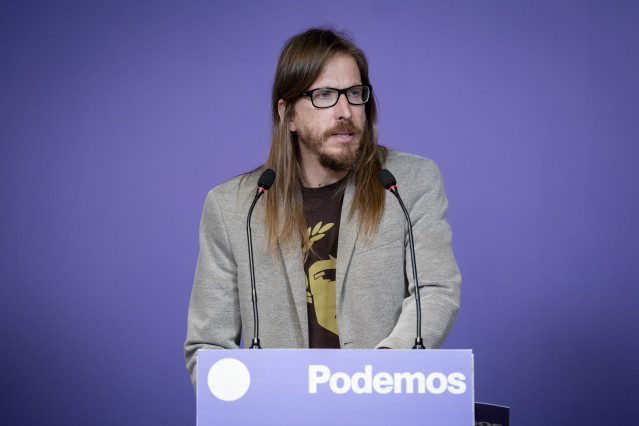 El secretario de Organización y portavoz de Podemos, Pablo Fernández, durante una rueda de prensa en la sede de Podemos, a 18 de mayo de 2026, en Madrid (España).