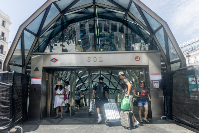Archivo - Turistas con maletas, a 1 de julio de 2025, en Madrid (España).