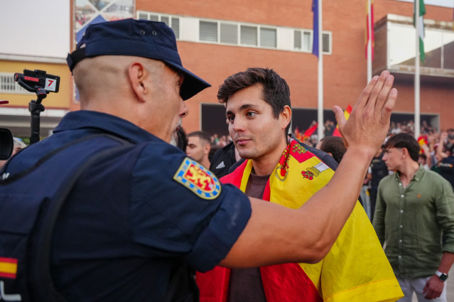 Archivo - El 'influencer' político Vito Quiles, ante un policía en una concentración convocada bajo el lema 'España combativa' en la Universidad Pablo Olavide de Sevilla (UPO)