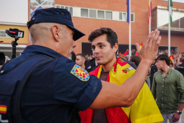 Archivo - El 'influencer' político Vito Quiles, ante un policía en una concentración convocada bajo el lema 'España combativa' en la Universidad Pablo Olavide de Sevilla (UPO)