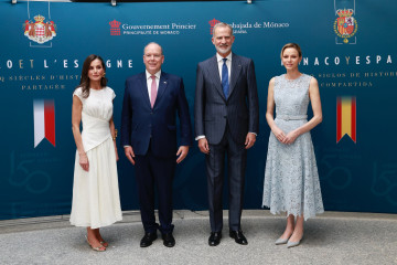 Los Reyes Felipe VI y Letizia visitan junto con el príncipe Alberto II de Mónaco y la princesa Charlène una exposición que conmemora el 150 aniversario de la apertura de la embajada monegasca en E
