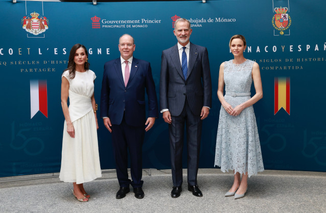 Los Reyes Felipe VI y Letizia visitan junto con el príncipe Alberto II de Mónaco y la princesa Charlène una exposición que conmemora el 150 aniversario de la apertura de la embajada monegasca en España.