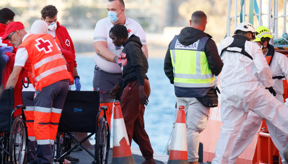 Archivo - Varios migrantes son rescatados y trasladados por Salvamento Marítimo al puerto de Arguineguín, a 15 de enero de 2026, en Gran Canaria, Canarias (España).