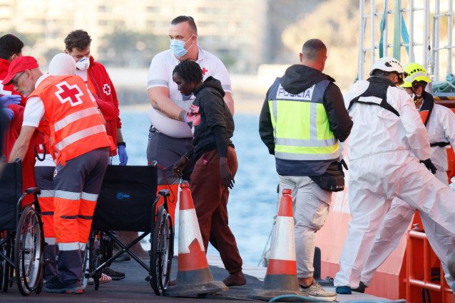 Archivo - Varios migrantes son rescatados y trasladados por Salvamento Marítimo al puerto de Arguineguín, a 15 de enero de 2026, en Gran Canaria, Canarias (España).