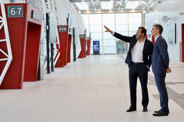 El presidente del Gobierno, Pedro Sánchez, y el ministro de Transportes y Movilidad Sostenible, Óscar Puente, han supervisado el nuevo vestíbulo principal de la estación Chamartín-Clara Campoamor