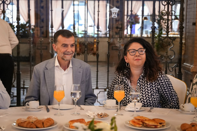 Archivo - El candidato de Por Andalucía a la Presidencia de la Junta, Antonio Maíllo, junto a la coordinadora general de Podemos Andalucía, Raquel Martínez (d), en un acto previo a la campaña electoral del 17M