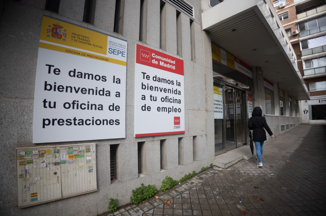 Archivo - Fachada de una oficina de empleo