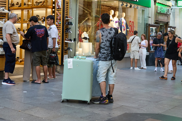 Archivo - Turistas con maletas por el centro de Madrid