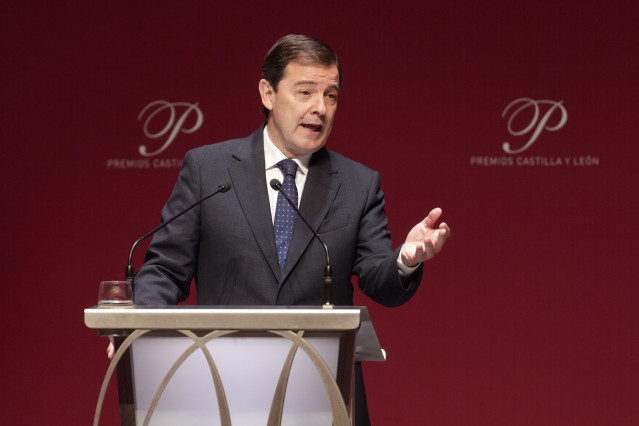 Archivo - El  presidente de la Junta, Alfonso Fernández Mañueco, preside el acto de entrega de los Premios Castilla y León 2025, a 21 de abril de 2026, en Valladolid, Castilla y León (España). Los premios, entregados anualmente, reconocen la labor de aque
