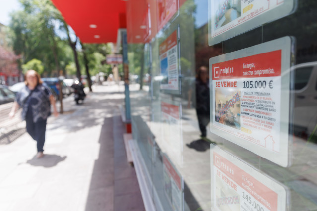Archivo - Las consultoras y agencias inmobiliarias facturaron 9.400 millones de euros en 2025, un 9% más, según DBK.