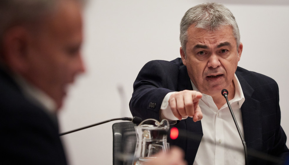 Archivo - El exsecretario de organización del PSOE Santos Cerdán comparece en la Comisión de Investigación sobre adjudicaciones públicas del Parlamento de Navarra, a 11 de febrero de 2026, en Pam