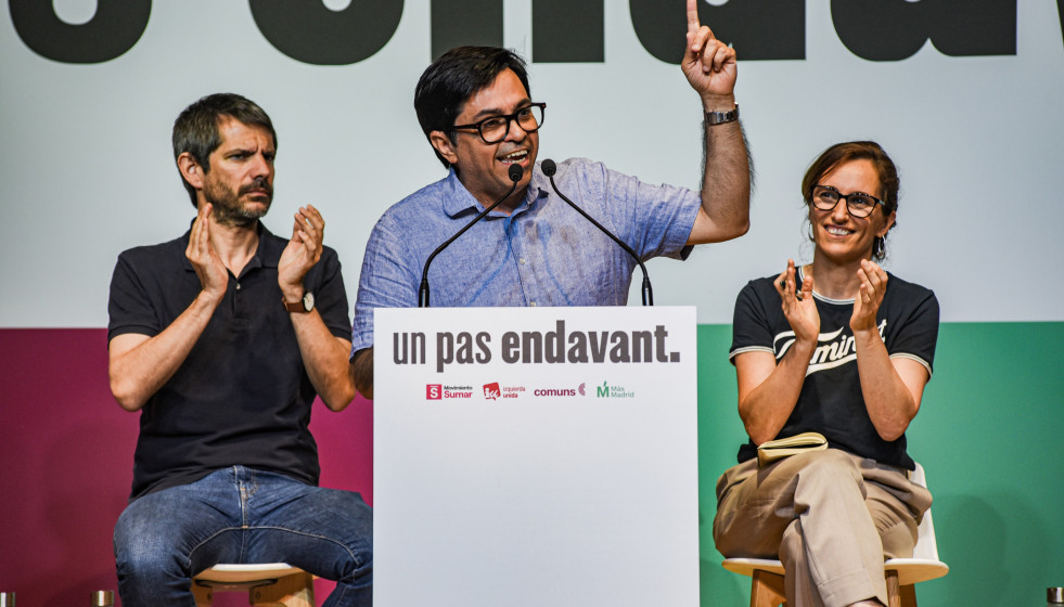 El ministro de Cultura, Ernest Urtasun (i), la ministra de Sanidad, Mónica García (d), el portavoz de los Comuns Gerardo Pisarello (c), durante un acto de los Comuns, Más Madrid, IU y Sumar, a 30 d