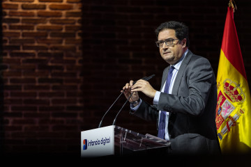 Archivo - El ministro para la Transformación Digital y de la Función Pública, Óscar López, interviene durante la presentación del estudio 'Infancia digital 2025', en Green Patio, a 11 de noviemb