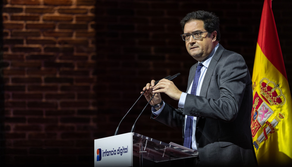 Archivo - El ministro para la Transformación Digital y de la Función Pública, Óscar López, interviene durante la presentación del estudio 'Infancia digital 2025', en Green Patio, a 11 de noviemb