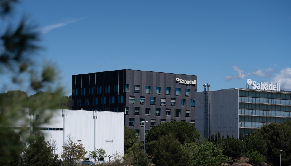 Archivo - Exterior de la sede de Banco Sabadell, a 17 de abril de 2025, en Barcelona, Cataluña (España).