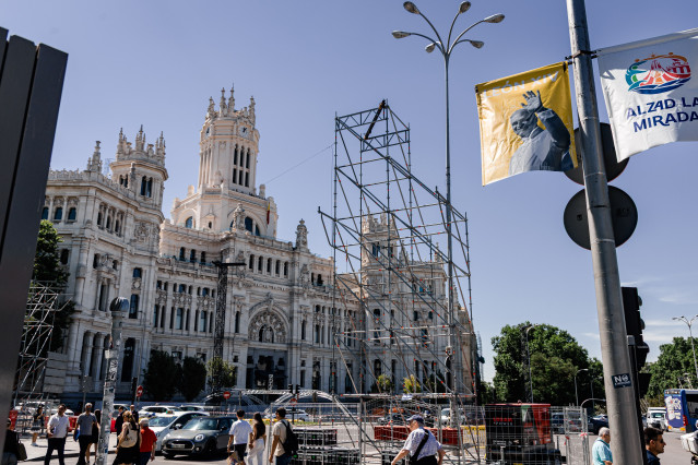 Continúan los preparativos para la visita del Papa, en la plaza de Cibeles, a 28 de mayo de 2026, en Madrid (España).