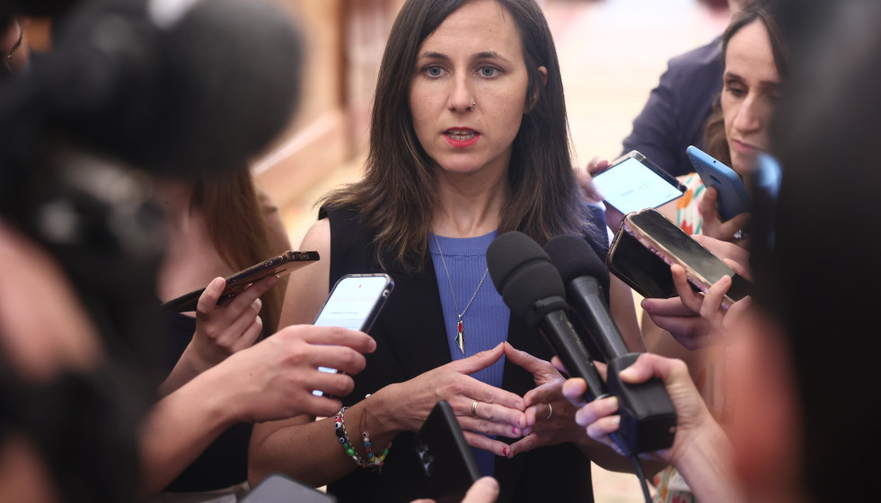 La secretaria general de Podemos, Ione Belarra, atiende a los medios en el Congreso de los Diputados, a 27 de mayo de 2026, en Madrid (España).