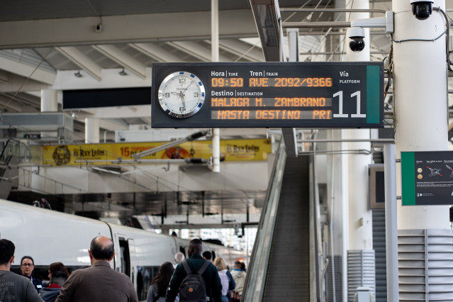 Archivo - Un tren AVE destino Málaga sale de la estación de Atocha, a 30 de abril de 2026, en Madrid (España).