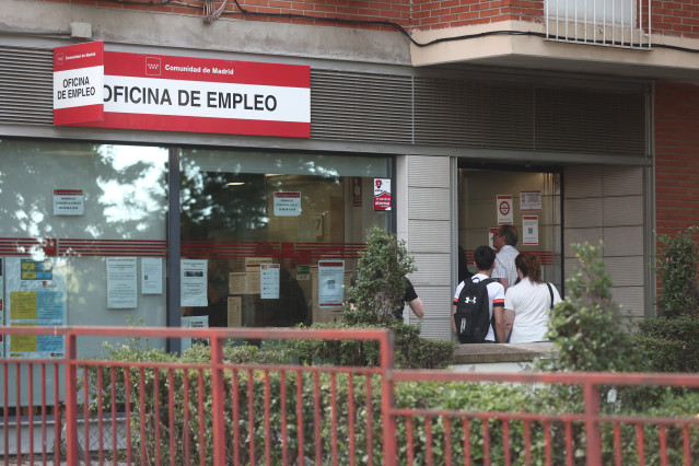 Varias personas hacen cola en una Oficina de Empleo, a 2 de junio de 2026, en Madrid (España).