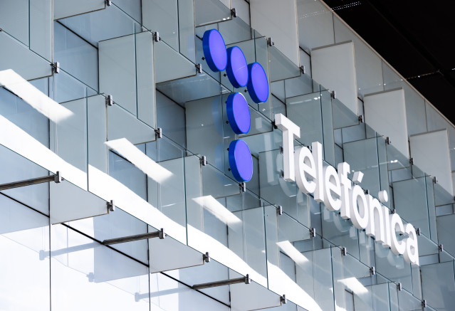 Archivo - Fachada de la sede de Telefónica