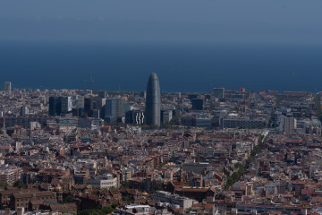 Archivo - Vista panorámica de Barcelona (España), con la Torre Glòries al fondo.