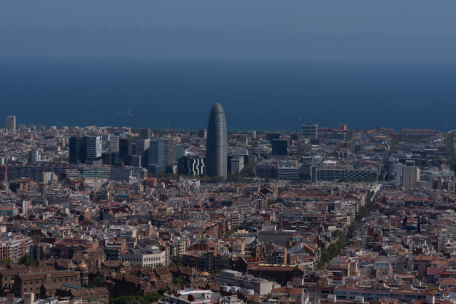 Archivo - Vista panorámica de Barcelona (España), con la Torre Glòries al fondo.
