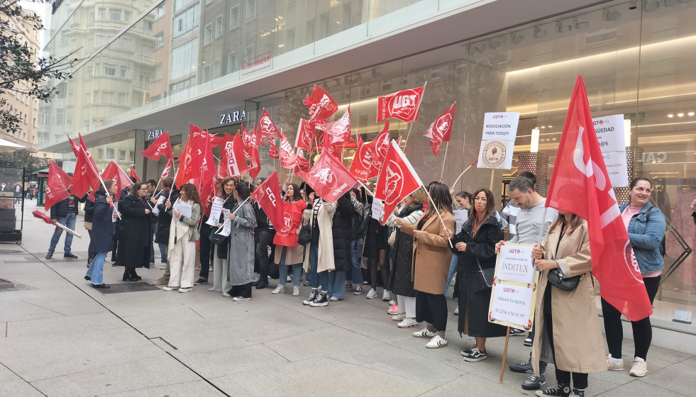 Archivo - Concentración en Santander de trabajadores de Inditex