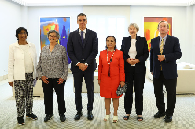 El presidente del Gobierno, Pedro Sánchez, mantiene un encuentro con representantes de la Comisión Internacional contra la Pena de Muerte, en el Complejo de la Moncloa, a 2 de junio de 2026, en Madrid (España).