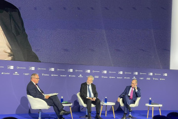 El presidente de CaixaBank, Tomás Muniesa, y el general de Economía del Banco de España, David López