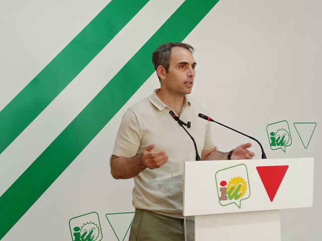 El coordinador general de Izquierda Unida (IU) y diputado en el Congreso, Toni Valero, en una rueda de prensa.