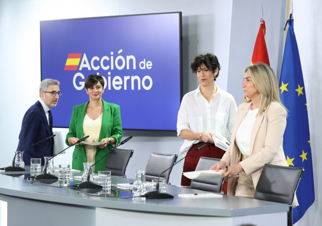 (i-d) El ministro de Hacienda, Arcadi España, la ministra de Vivienda, Isabel Rodríguez, la ministra Portavoz, Elma Saiz, y la ministra de Educación, Milagros Tolón.