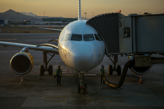 Un avión en la pista de aterrizaje en el aeropuerto de A Coruña, a 26 de mayo de 2026, A Coruña, Galicia (España).
