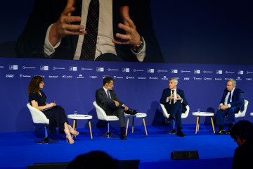 El ministro de Industria y Turismo del Gobierno, Jordi Hereu, el director de Veolia España, Daniel Tugues, y el presidente de KPMG España, Juanjo Cano, durante la 41 Reunió Cercle d'Economia en Bar