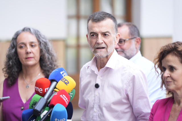 El coordinador federal de IU y candidato de Por Andalucía en las elecciones del 17M, Antonio Maíllo, atiende a los medios antes de presidir la primera reunión de trabajo con el grupo parlamentario de Por Andalucía en el patio de prensa del Parlamento.