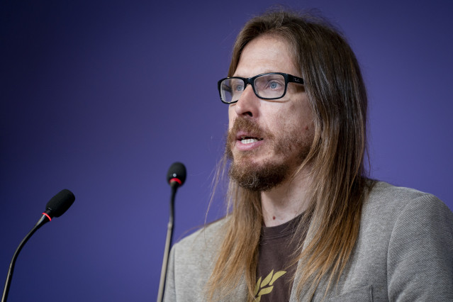 El secretario de Organización y portavoz de Podemos, Pablo Fernández, durante una rueda de prensa en la sede de Podemos, a 18 de mayo de 2026, en Madrid (España).
