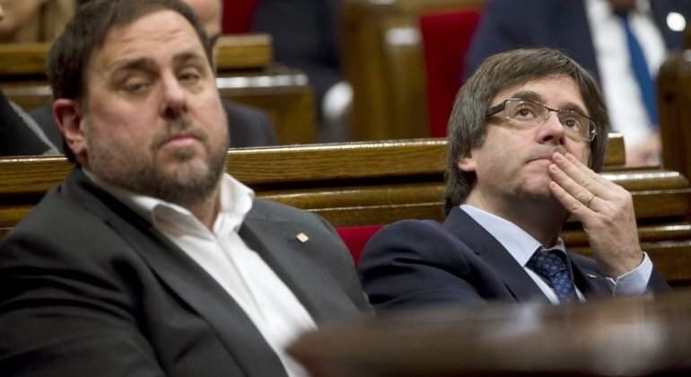 Junqueras con puigdemont en el parlament efe