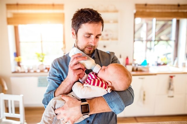 Permiso de paternidad bebe biberón padre