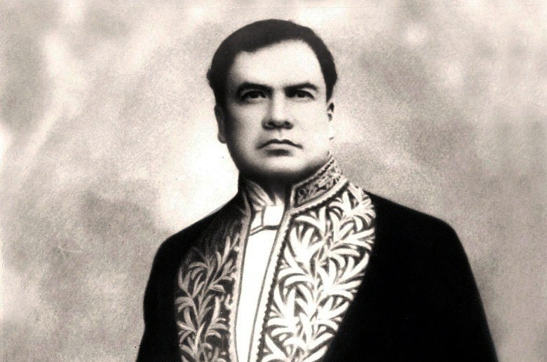 Ruben Dario traje diplomatico