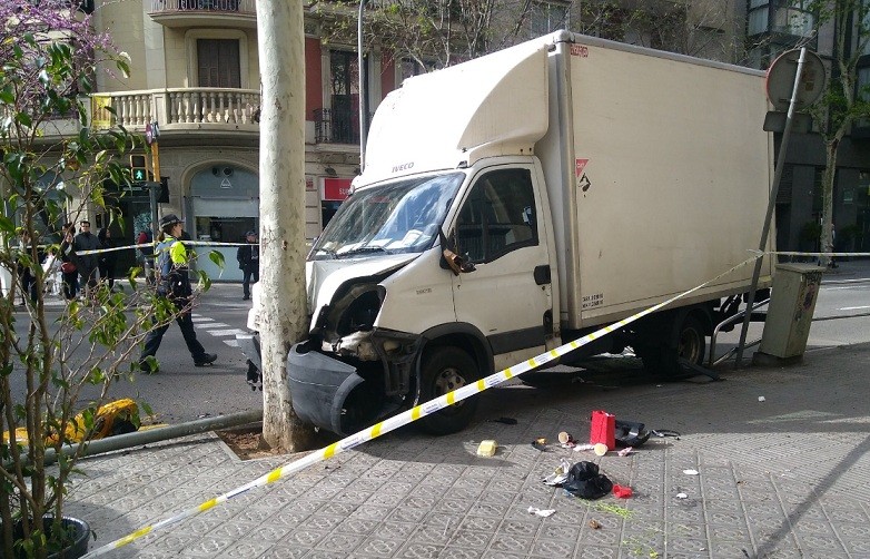 Camiu00f3n carrer aragu00f3 barcelona twitter 12042018