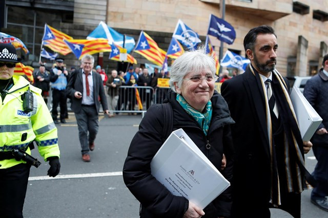 Clara Ponsatí y su abogado Aamer Anwar