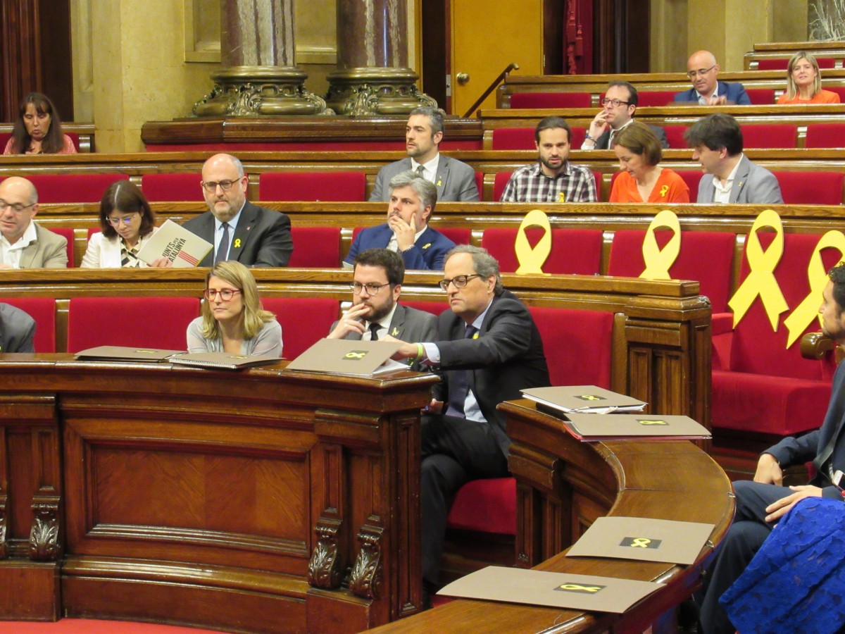El presidente de la Generalitat, Quim Torra, con su Govern en el pleno