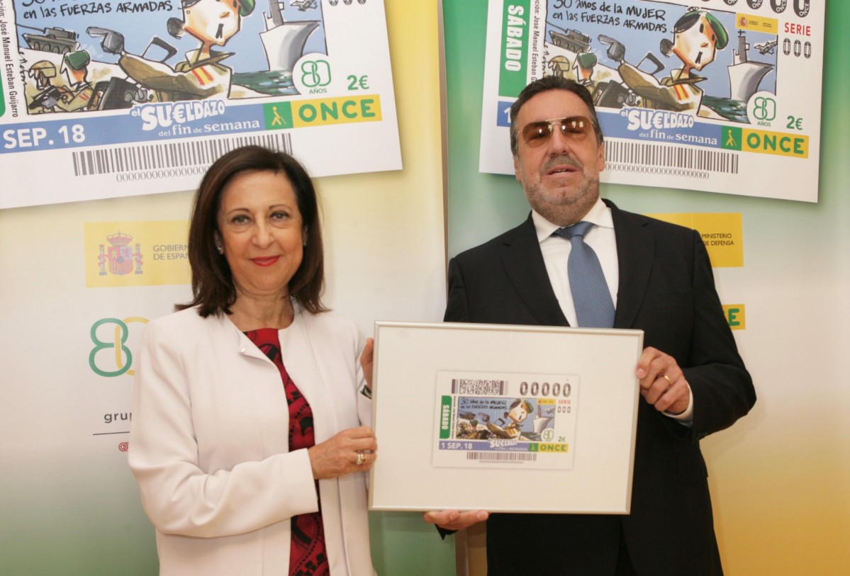 Margarita  Robles y Miguel Carballeda con una copia enmarcada del cupu00f3n dedicado a la incorporaciu00f3n de la mujer al Eju00e9rcito