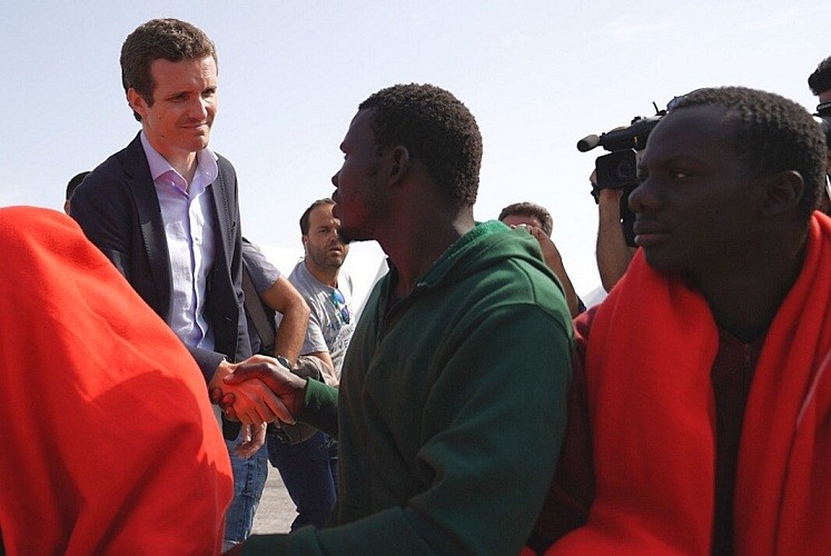 Pablo casado algeciras saludo migrantes 01082018